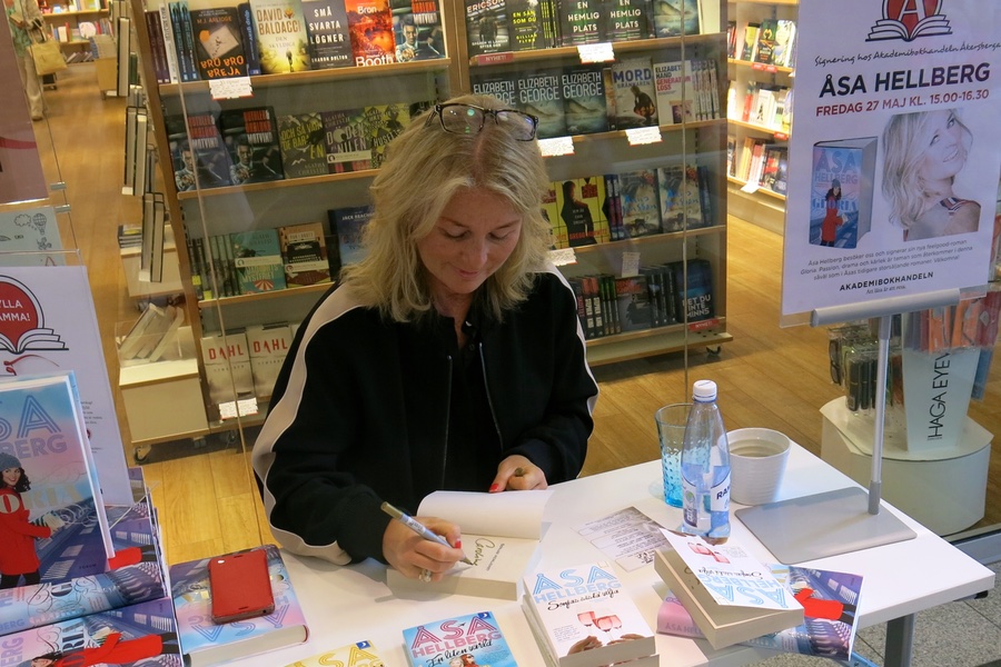 Åsa Hellberg signerar