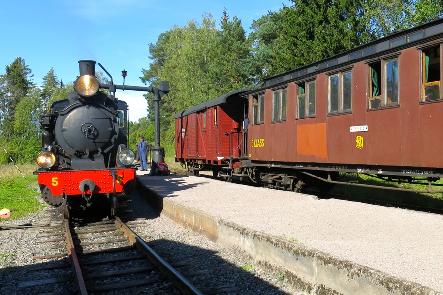 Lennakatten på stationen Marielund