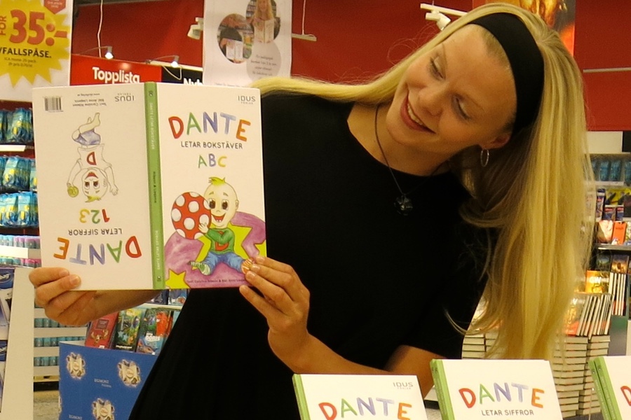Vi signerar barnboken Dante letar bokstäver/siffror