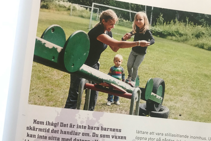 Fotografen Jane med sina barn visar också övningar i boken.
